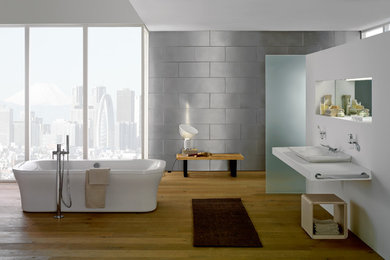 Exempel på ett modernt badrum, med ett fristående badkar