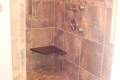 ローリーにあるトラディショナルスタイルのおしゃれな浴室 (アルコーブ型シャワー、ベージュのタイル、茶色いタイル、磁器タイル) の写真