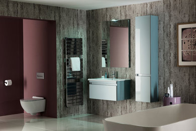 Idéer för ett mellanstort modernt badrum, med ett väggmonterat handfat, vita skåp, ett fristående badkar och en vägghängd toalettstol