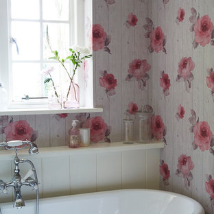 Bild på ett litet shabby chic-inspirerat en-suite badrum, med ett badkar med tassar och flerfärgade väggar
