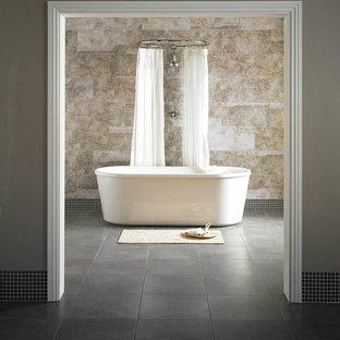 Großes Shabby-Chic Badezimmer mit freistehender Badewanne, Duschbadewanne, braunen Fliesen, Steinplatten, brauner Wandfarbe und Schieferboden in London