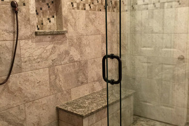Modelo de cuarto de baño principal moderno de tamaño medio con ducha abierta, baldosas y/o azulejos marrones, baldosas y/o azulejos de porcelana, paredes marrones, suelo de baldosas de porcelana, lavabo bajoencimera y encimera de granito