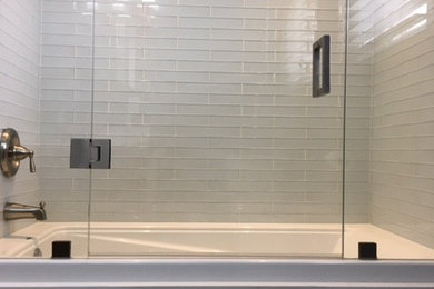 Imagen de cuarto de baño clásico renovado de tamaño medio con bañera encastrada, baldosas y/o azulejos blancos y baldosas y/o azulejos de vidrio