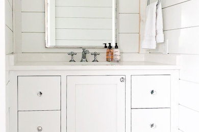 小さなトランジショナルスタイルのおしゃれな浴室 (シェーカースタイル扉のキャビネット、白いキャビネット、白い壁) の写真