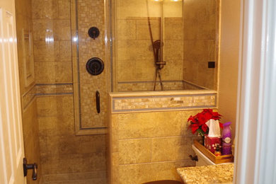 オースティンにある高級な中くらいなコンテンポラリースタイルのおしゃれな浴室 (アルコーブ型シャワー、トラバーチンの床) の写真