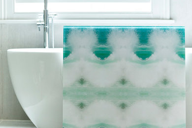 На фото: ванная комната среднего размера в современном стиле с отдельно стоящей ванной, зеленой плиткой, белыми стенами и полом из мозаичной плитки с