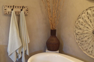 Diseño de cuarto de baño principal clásico renovado de tamaño medio con bañera exenta, paredes beige y suelo con mosaicos de baldosas