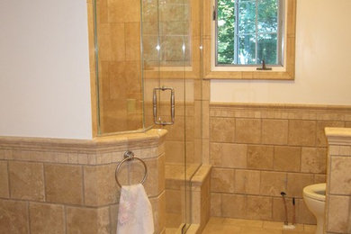 Modern inredning av ett en-suite badrum, med brun kakel och klinkergolv i keramik