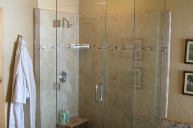 Стильный дизайн: большая главная ванная комната с врезной раковиной, столешницей из гранита, накладной ванной, угловым душем, унитазом-моноблоком, бежевой плиткой и бежевыми стенами - последний тренд