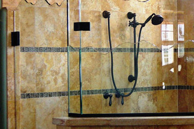 Ejemplo de cuarto de baño clásico renovado con ducha esquinera y baldosas y/o azulejos beige