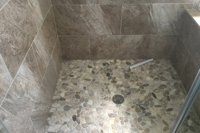Ejemplo de cuarto de baño principal clásico pequeño con bañera encastrada, ducha esquinera y baldosas y/o azulejos beige