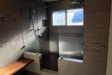 Diseño de cuarto de baño moderno con ducha doble, baldosas y/o azulejos grises, baldosas y/o azulejos de porcelana, paredes grises y suelo de baldosas de porcelana