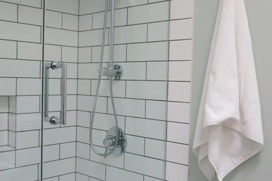 サンフランシスコにある低価格のトランジショナルスタイルのおしゃれな浴室 (ドロップイン型浴槽、シャワー付き浴槽	、白いタイル、セラミックタイル、磁器タイルの床) の写真