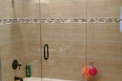 Diseño de cuarto de baño principal moderno grande con combinación de ducha y bañera