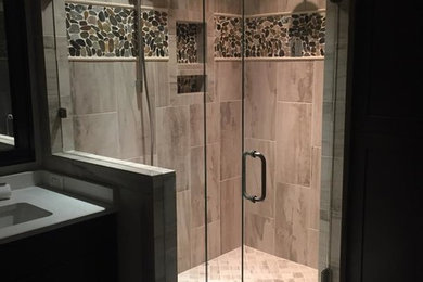 Ejemplo de cuarto de baño principal clásico grande con ducha esquinera y suelo de baldosas de cerámica
