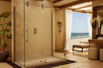 Großes Mediterranes Badezimmer En Suite mit Duschnische, beigen Fliesen, Travertinfliesen, brauner Wandfarbe, Travertin, braunem Boden und Falttür-Duschabtrennung in New York