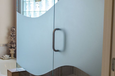 Mittelgroßes Modernes Badezimmer En Suite mit Badewanne in Nische, Eckdusche, beigen Fliesen, braunen Fliesen, Keramikfliesen, beiger Wandfarbe und Keramikboden in Kansas City