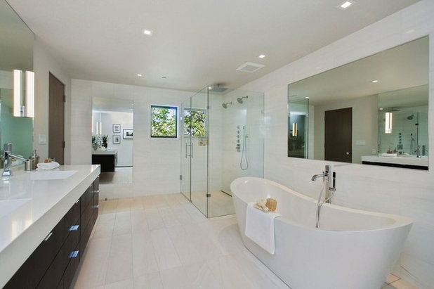 Moderno Cuarto de baño by California Shower Door Corp.