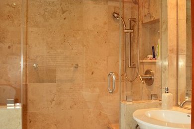 Cette image montre une salle de bain principale traditionnelle de taille moyenne avec une douche ouverte.