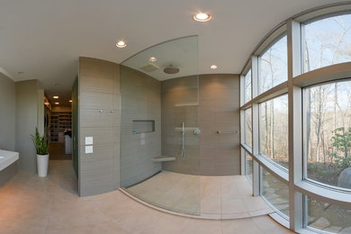 他の地域にある高級な広いコンテンポラリースタイルのおしゃれな浴室 (オープン型シャワー) の写真