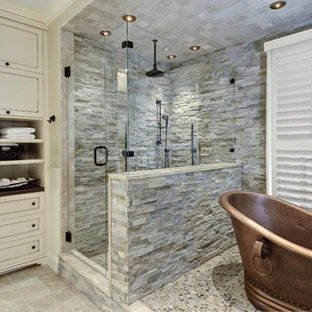 Exempel på ett stort klassiskt en-suite badrum, med luckor med upphöjd panel, vita skåp, ett fristående badkar, en dusch i en alkov, en toalettstol med separat cisternkåpa, beige kakel, brun kakel, grå kakel, stenkakel, beige väggar, travertin golv, ett undermonterad handfat, granitbänkskiva, beiget golv och dusch med gångjärnsdörr