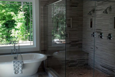 Réalisation d'une grande salle de bain principale design avec une douche double et un carrelage marron.