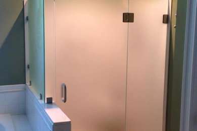 Imagen de cuarto de baño principal grande con bañera empotrada, ducha esquinera, baldosas y/o azulejos blancos, baldosas y/o azulejos de vidrio y paredes beige