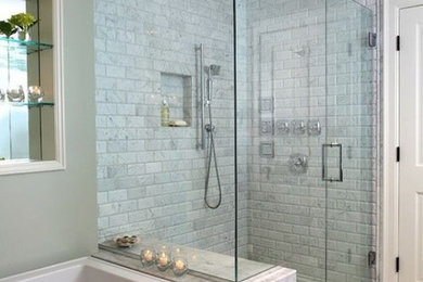ダラスにある広いコンテンポラリースタイルのおしゃれなマスターバスルーム (置き型浴槽、アルコーブ型シャワー、グレーのタイル、白いタイル、サブウェイタイル、グレーの壁、グレーの床、開き戸のシャワー) の写真