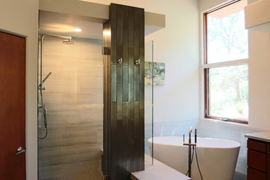 Exemple d'une grande salle de bain principale tendance en bois foncé avec une baignoire indépendante, une cabine de douche à porte battante, un placard à porte plane, une douche d'angle, un lavabo encastré, WC à poser, un mur blanc et un plan de toilette en quartz modifié.