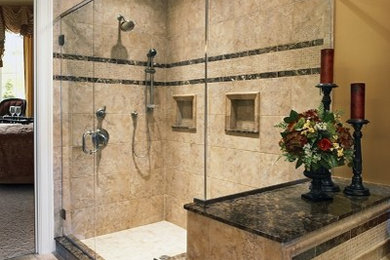 他の地域にあるお手頃価格の中くらいなトラディショナルスタイルのおしゃれなマスターバスルーム (ドロップイン型浴槽、アルコーブ型シャワー、ベージュのタイル、磁器タイル、茶色い壁、磁器タイルの床) の写真