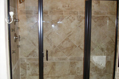 Ejemplo de cuarto de baño clásico con ducha empotrada y paredes blancas