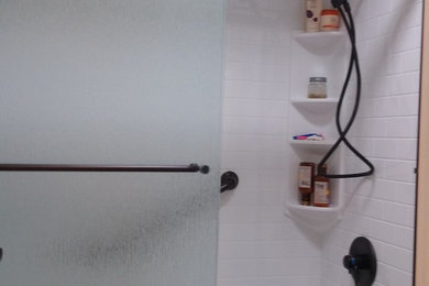 サンフランシスコにあるお手頃価格の中くらいなトラディショナルスタイルのおしゃれなマスターバスルーム (アルコーブ型シャワー、白い壁、開き戸のシャワー) の写真
