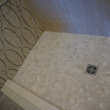 Shower floor with multisized circles of travertine