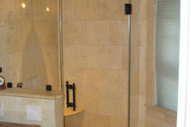 Imagen de cuarto de baño tradicional con ducha empotrada y baldosas y/o azulejos de terracota