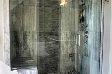 Ejemplo de cuarto de baño principal grande con ducha esquinera y suelo de baldosas de cerámica