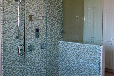 Foto de cuarto de baño principal grande con armarios con paneles empotrados, puertas de armario blancas, ducha abierta, paredes beige y suelo de baldosas de cerámica