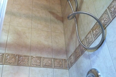 ニューヨークにあるモダンスタイルのおしゃれな浴室 (アルコーブ型シャワー、ベージュのタイル、セラミックタイル) の写真
