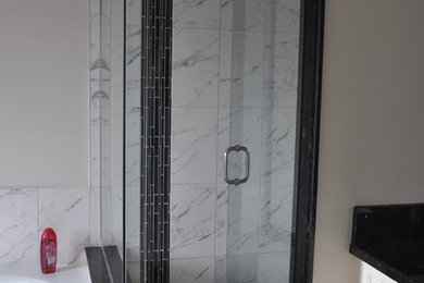 Imagen de cuarto de baño principal minimalista con baldosas y/o azulejos grises y baldosas y/o azulejos de cemento