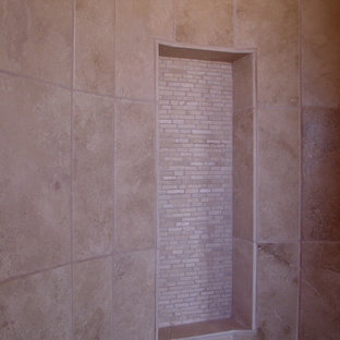 Idee per una stanza da bagno padronale american style di medie dimensioni con ante in legno chiaro, vasca da incasso, doccia a filo pavimento, WC a due pezzi, pareti beige, lavabo a bacinella e top in granito