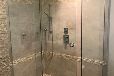 Diseño de cuarto de baño principal clásico de tamaño medio con baldosas y/o azulejos beige, baldosas y/o azulejos de piedra, ducha empotrada, paredes beige y ducha con puerta corredera