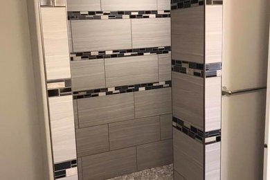 Свежая идея для дизайна: ванная комната в стиле неоклассика (современная классика) с душем в нише, серой плиткой, разноцветной плиткой, керамогранитной плиткой, серым полом и открытым душем - отличное фото интерьера