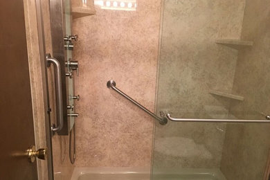 Diseño de cuarto de baño moderno pequeño con ducha empotrada y aseo y ducha