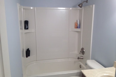 Diseño de cuarto de baño clásico pequeño con ducha esquinera