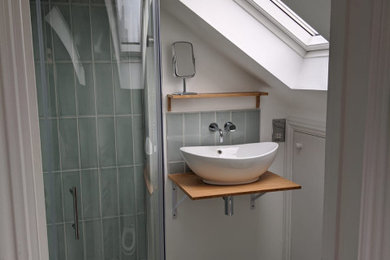 Foto de cuarto de baño único y de pie actual pequeño con baldosas y/o azulejos de cerámica y aseo y ducha