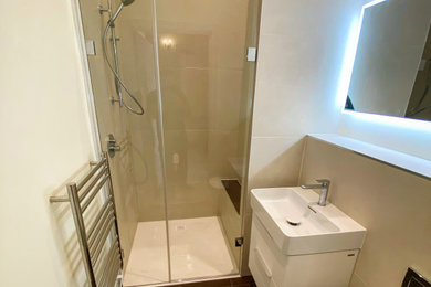 Ejemplo de cuarto de baño moderno pequeño con aseo y ducha