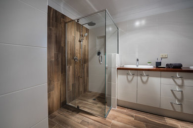 アデレードにある小さなコンテンポラリースタイルのおしゃれな浴室 (コーナー設置型シャワー) の写真