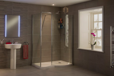 Exempel på ett modernt badrum med dusch, med porslinskakel