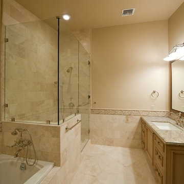 Shower, tub and Tile in Authentic Durango Veracruz™