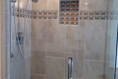Modelo de cuarto de baño principal contemporáneo de tamaño medio con ducha empotrada, baldosas y/o azulejos beige, baldosas y/o azulejos de porcelana y suelo de baldosas de cerámica
