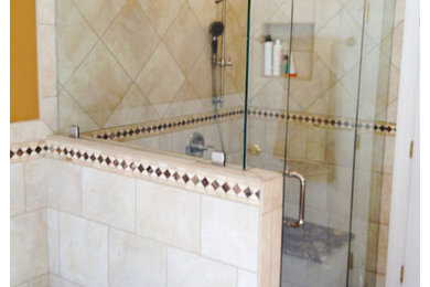 Cette image montre une salle de bain design avec une douche d'angle.